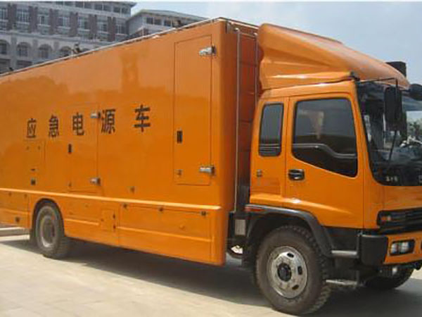 思南冬季柴油发电机启动前，如何检查燃油系统中的积水？